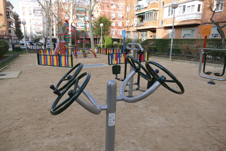Móstoles refuerza las desinfecciones en los parques infantiles