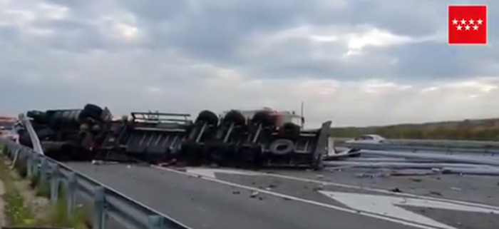 Herido leve el conductor de un camión que ha volcado en la A-5
