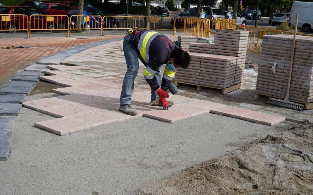El Ayuntamiento elimina barreras arquitectónicas en la Avenida de la Vía Láctea y la Avenida de la ONU