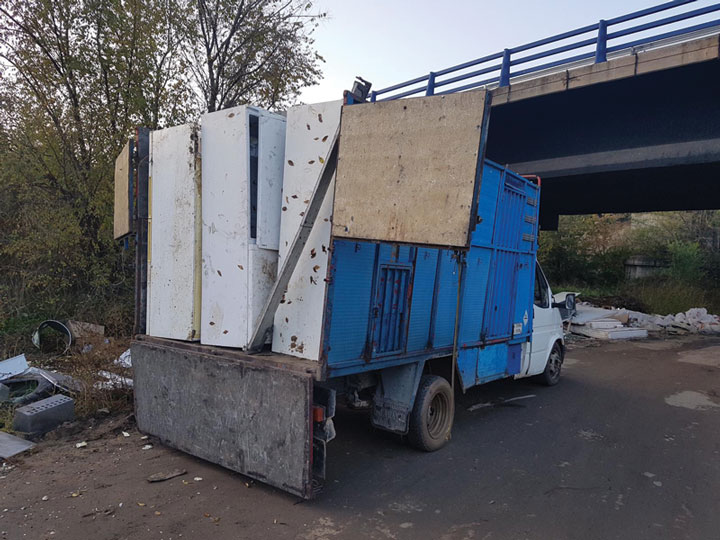 La Policía Municipal frustra el vertido de 18 frigoríficos al río Guadarrama