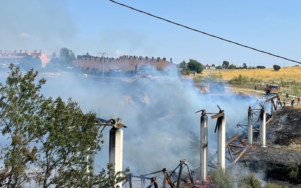 Móstoles modificará el presupuesto de 2021 para agilizar la reconstrucción de la pasarela arrasada en un incendio