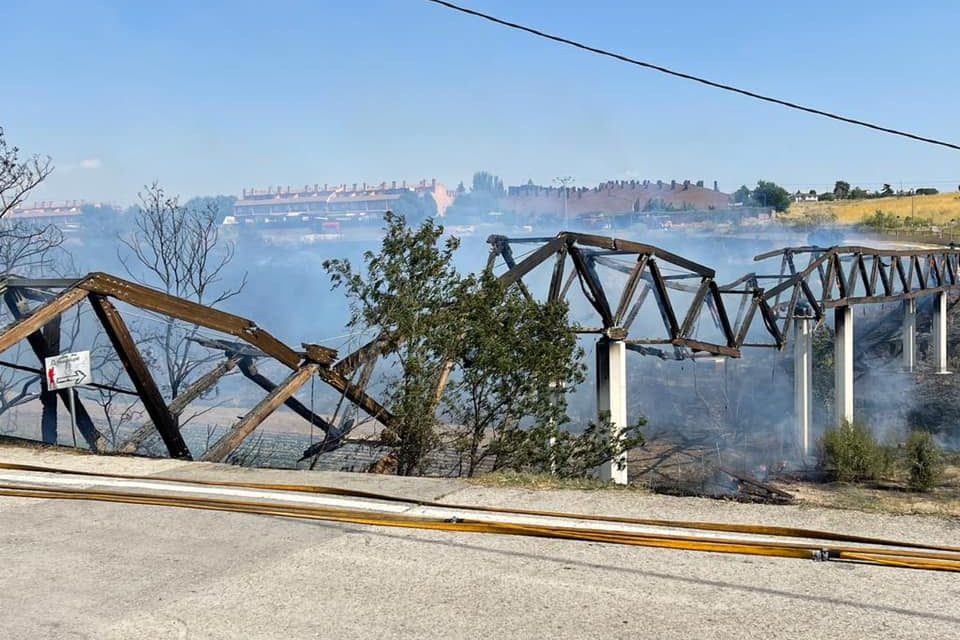 El PP pide al Gobierno local que agilice la restauración urgente de la pasarela entre Guadarrama y Parque Coimbra que desapareció pasto de las llamas