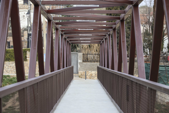 Inaugurada la nueva pasarela entre Parque Coimbra y Parque Guadarrama que fue devorada por las llamas el pasado mes de julio