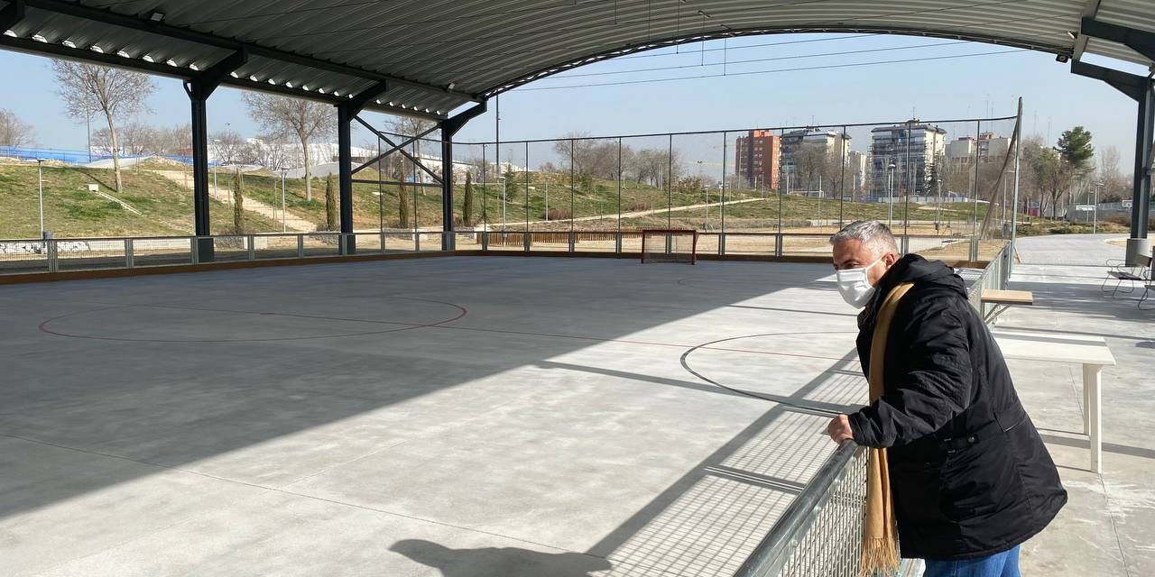 Ciudadanos Móstoles califica de “chapuza” el arreglo de la pista de patinaje del polideportivo Andrés Torrejón