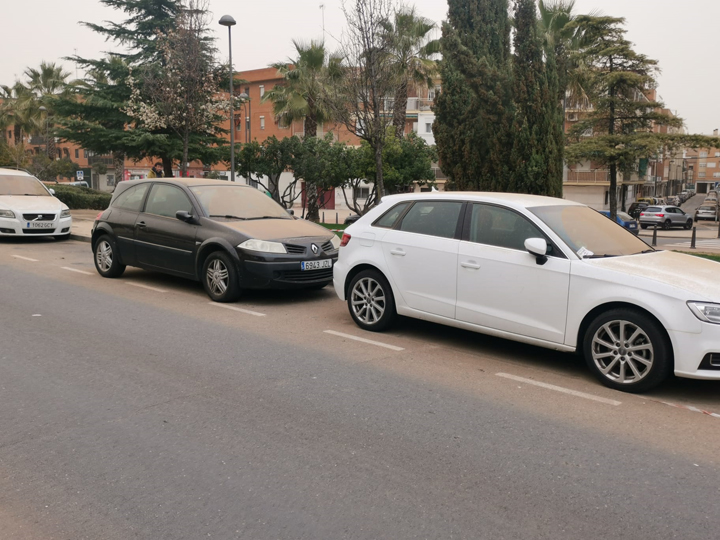 Una imponente tormenta de polvo sahariano tiñe de naranja las calles del sur de Madrid