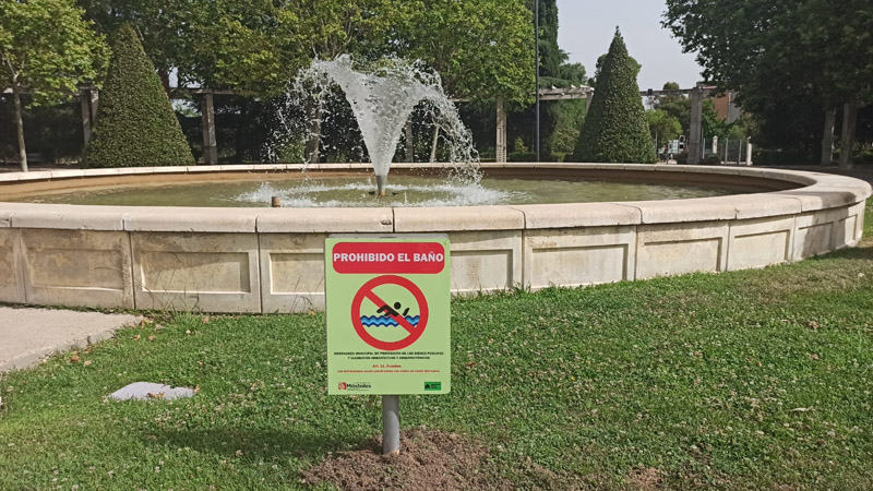 La Policía Municipal de Móstoles reforzará la vigilancia de las fuentes ornamentales durante el verano para evitar su uso inadecuado