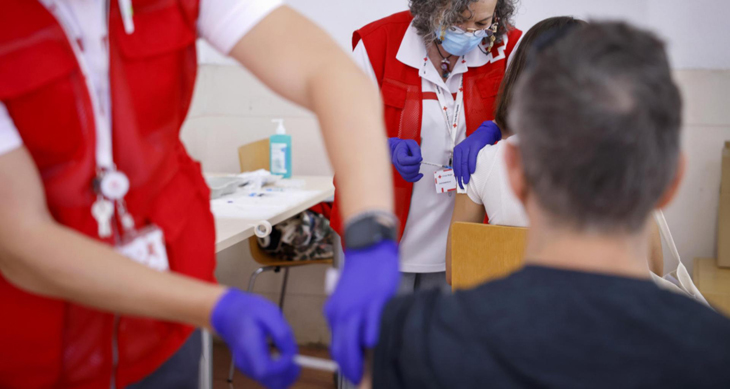 Comienza la vacunación de gripe y cuarta dosis de COVID a mayores de 60 años y grupos de riesgo
