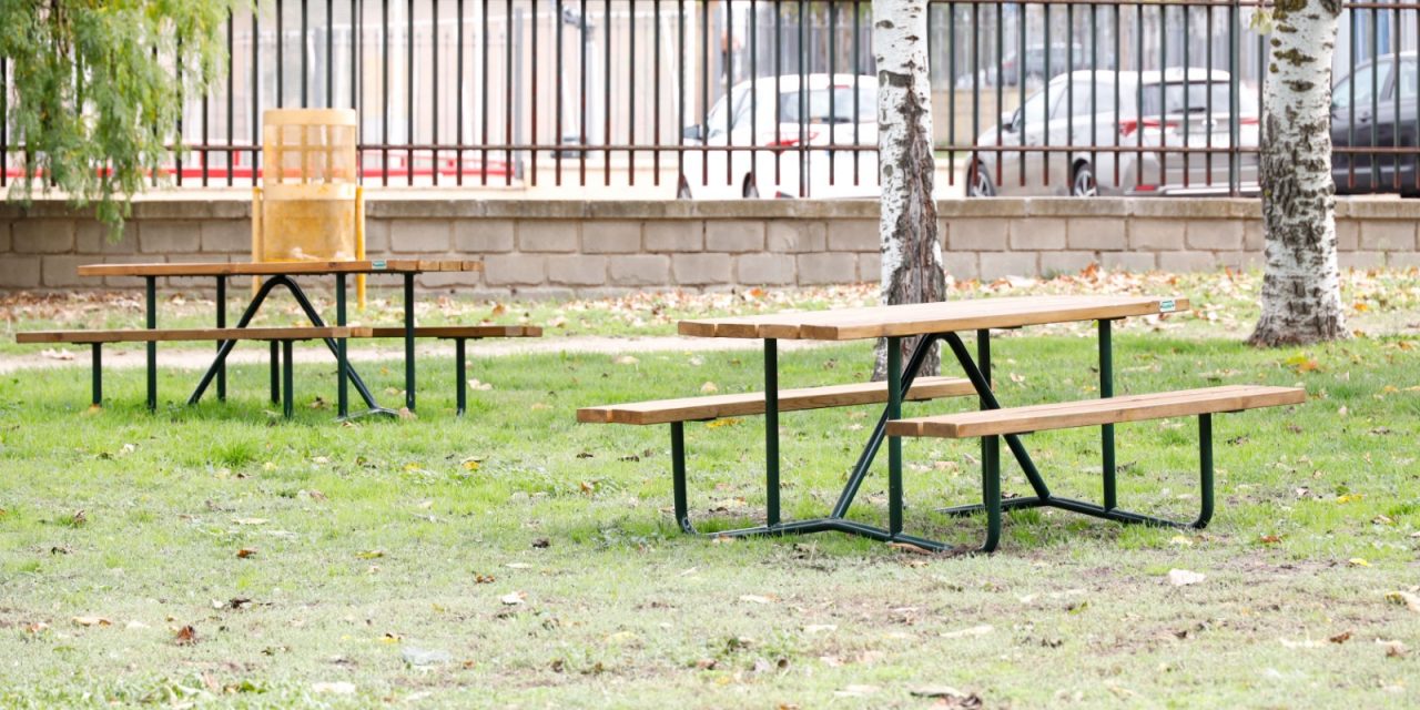 Móstoles instala nuevas mesas merendero en los parques verdes de la ciudad