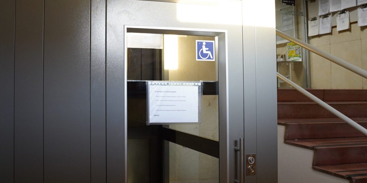 Móstoles moderniza la plataforma elevadora vertical de la entrada al consistorio