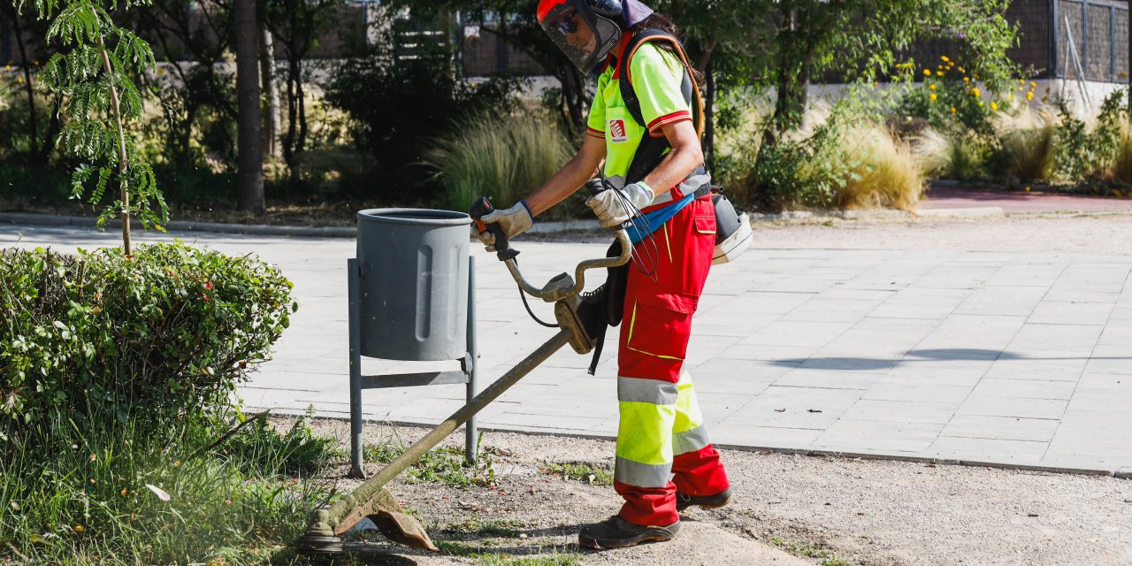 El Ayuntamiento pone en marcha una actuación especial de trabajos de limpieza viaria y desbroce en el PAU-4
