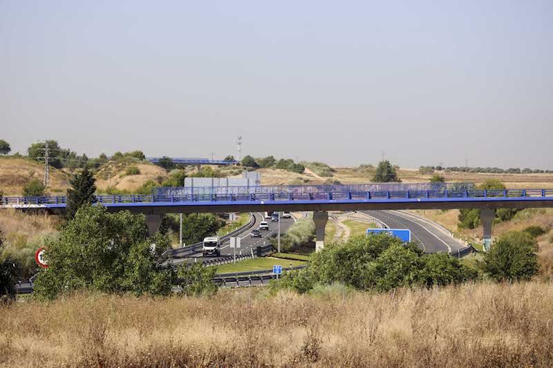 El alcalde y el viceconsejero de Medio Ambiente, Agricultura y Ordenación del Territorio visitan el punto de inicio de las obras de conexión del PAU-4 con la R5