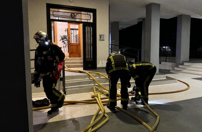 Los bomberos evitan la propagación de un incendio en un edificio de seis plantas en Móstoles