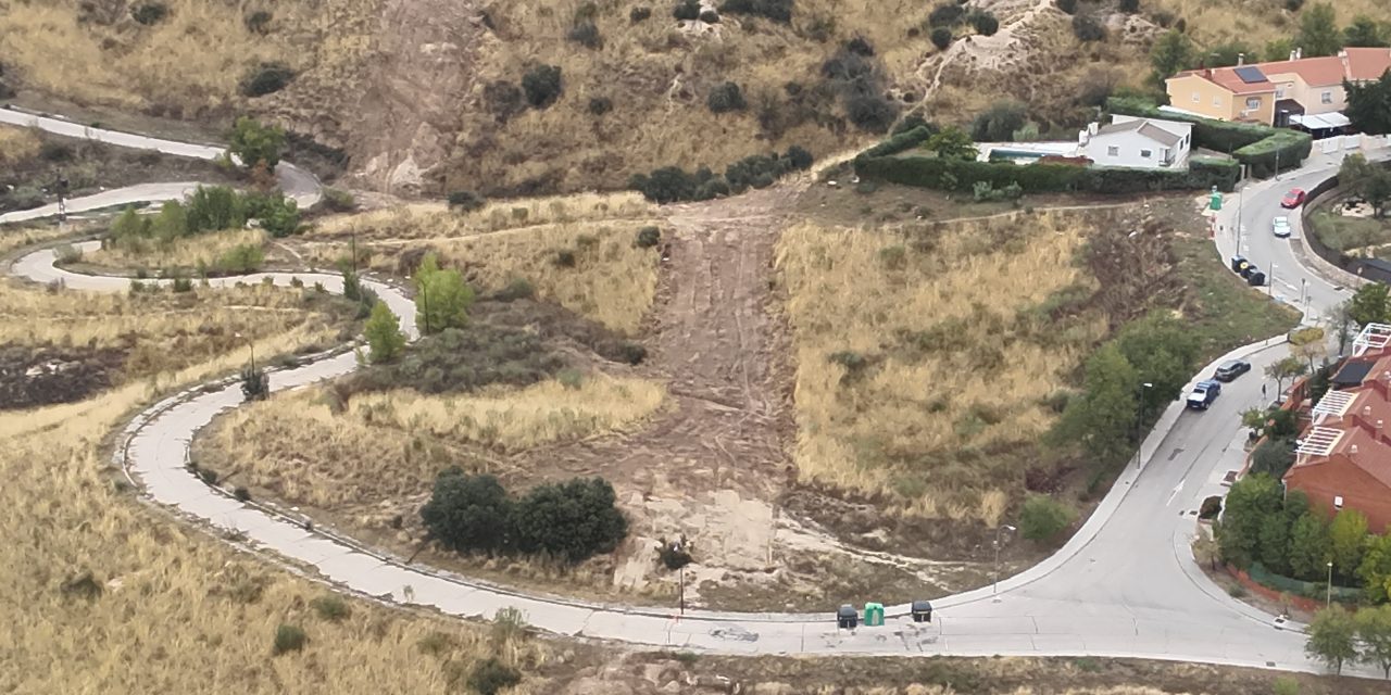 El Ayuntamiento de Móstoles y bomberos realizan cortafuegos preventivos en Parque Coimbra