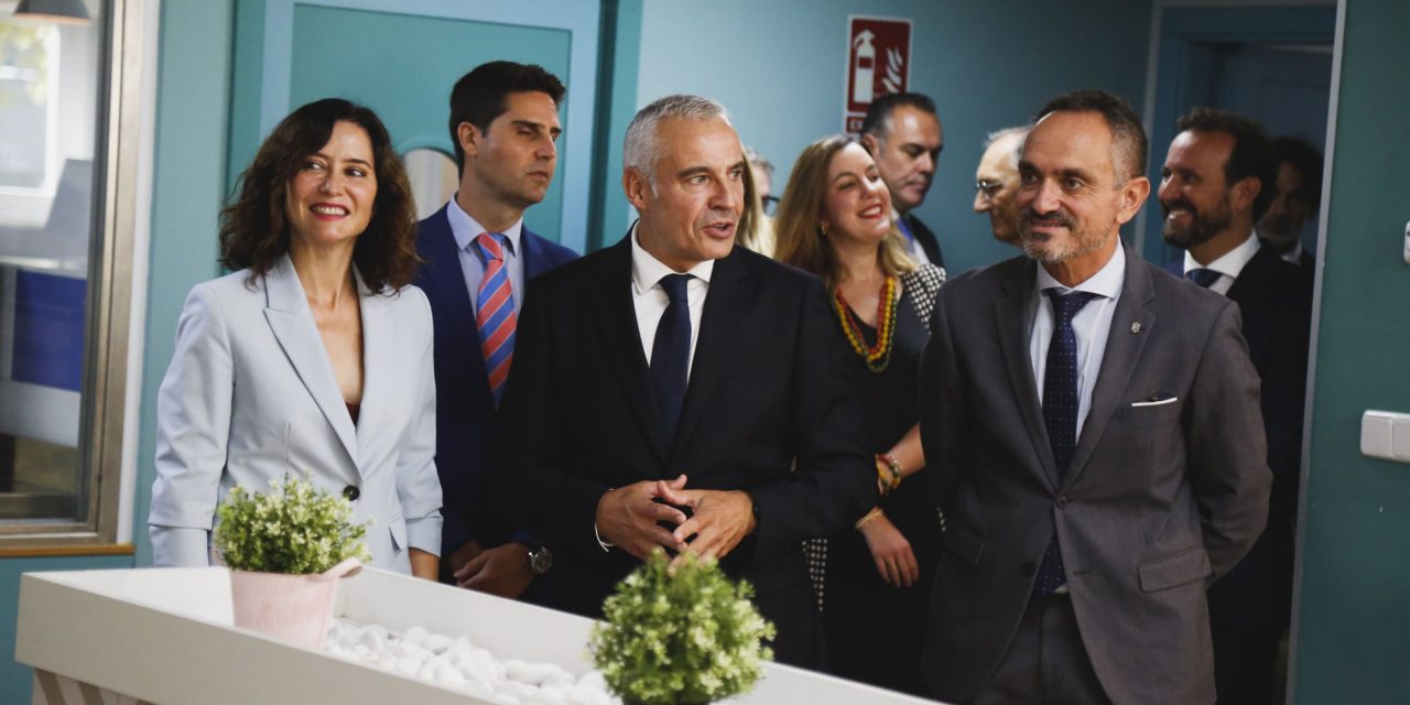 Ayuso inaugura el curso escolar en Móstoles con una visita al centro de FP Simone Ortega