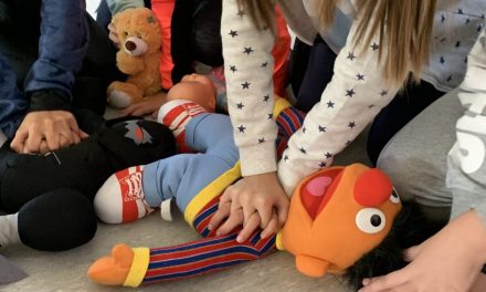 Alumnos de 4º de Primaria aprenden técnicas RCP con el Hospital Universitario de Móstoles