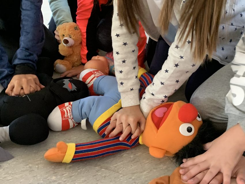 Alumnos de 4º de Primaria aprenden técnicas RCP con el Hospital Universitario de Móstoles
