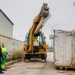 El Ayuntamiento inicia la retirada de residuos de la calle Puerto de Almenara en el Polígono de las Nieves
