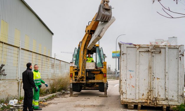 El Ayuntamiento inicia la retirada de residuos de la calle Puerto de Almenara en el Polígono de las Nieves