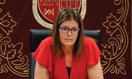 El Pleno de Móstoles, suspendido por el positivo de un familiar cercano de la alcaldesa