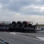 Herido leve el conductor de un camión que ha volcado en la A-5