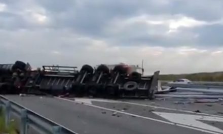 Herido leve el conductor de un camión que ha volcado en la A-5