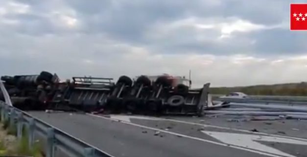 Herido leve el conductor de un camión que ha volcado en la A-5