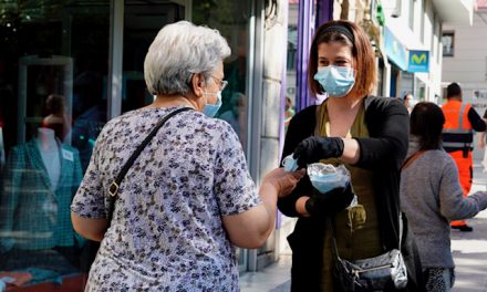 La alcaldesa trata de lavar su imagen repartiendo mascarillas en mano a la población