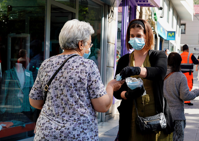 La alcaldesa trata de lavar su imagen repartiendo mascarillas en mano a la población