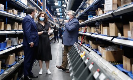 Isabel Díaz Ayuso pone en valor al sector farmacéutico durante una visita a Móstoles