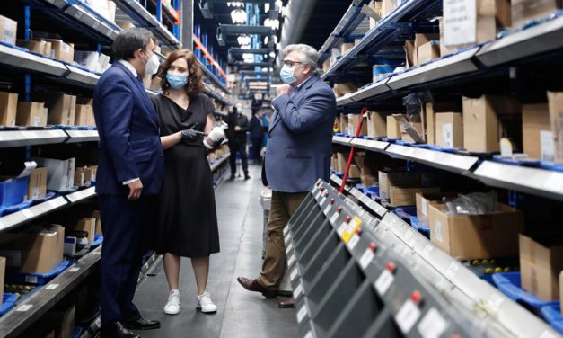 Isabel Díaz Ayuso pone en valor al sector farmacéutico durante una visita a Móstoles