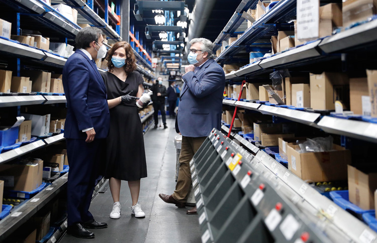 Isabel Díaz Ayuso pone en valor al sector farmacéutico durante una visita a Móstoles