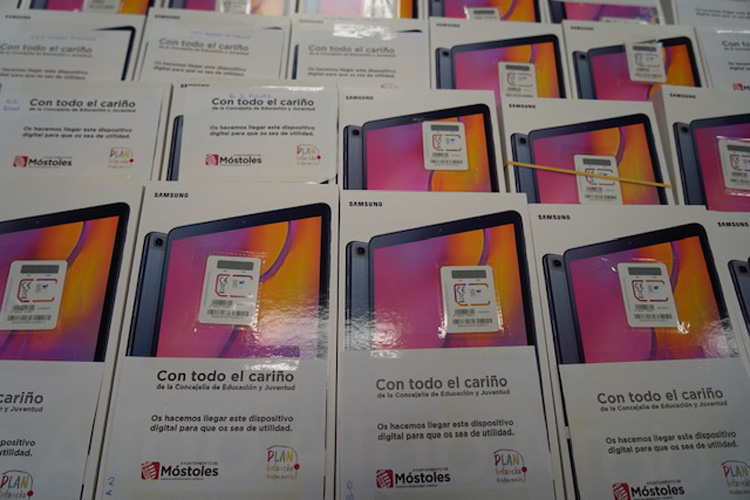 El Consistorio reparte un centenar de dispositivos electrónicos entre centros educativos de la ciudad