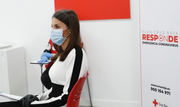 La Reina doña Letizia visita la sede de Cruz Roja para conocer de primera mano su actividad