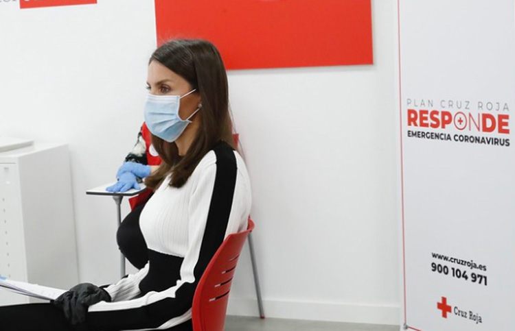 La Reina doña Letizia visita la sede de Cruz Roja para conocer de primera mano su actividad