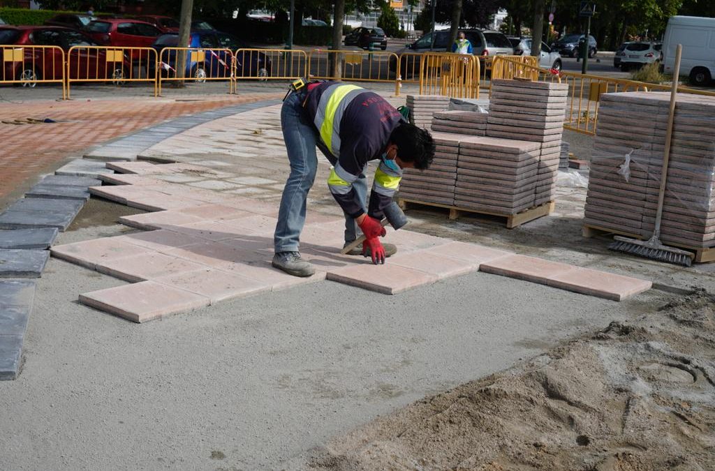 El Ayuntamiento elimina barreras arquitectónicas en la Avenida de la Vía Láctea y la Avenida de la ONU