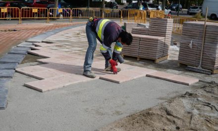 El Ayuntamiento elimina barreras arquitectónicas en la Avenida de la Vía Láctea y la Avenida de la ONU