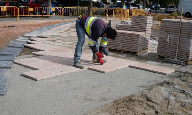 El Ayuntamiento elimina barreras arquitectónicas en la Avenida de la Vía Láctea y la Avenida de la ONU