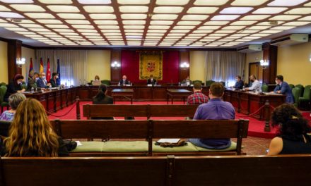 Unos presupuestos que «dan la espalda a la ciudad» ante la mayor crisis social y económica de la historia