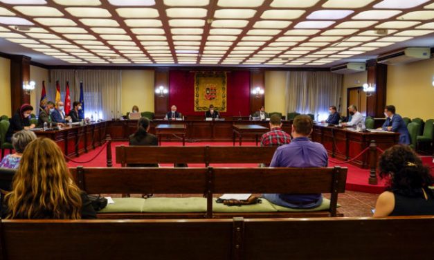 Unos presupuestos que «dan la espalda a la ciudad» ante la mayor crisis social y económica de la historia