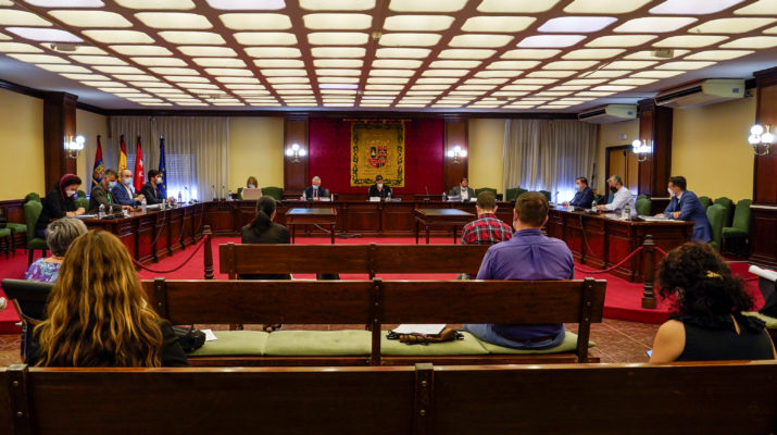 Unos presupuestos que «dan la espalda a la ciudad» ante la mayor crisis social y económica de la historia