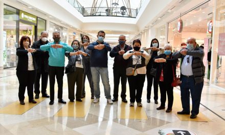 La Asociación Párkinson Aparkam visita intu Xanadú para colaborar en el calendario solidario 2021