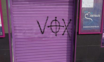 La sede de Podemos amanece con pintadas alusivas a Vox y símbolos nazis