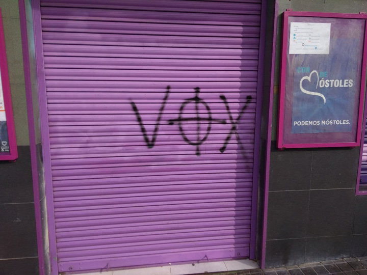 La sede de Podemos amanece con pintadas alusivas a Vox y símbolos nazis