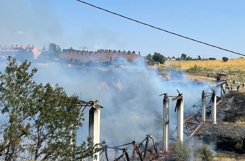 Móstoles modificará el presupuesto de 2021 para agilizar la reconstrucción de la pasarela arrasada en un incendio