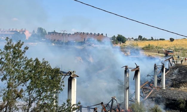 Un incendio entre Parque Coimbra y Parque Guadarrama obliga a desalojar 12 viviendas