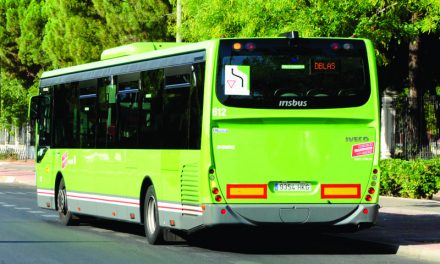 La línea 526 incorpora una nueva parada frente a la residencia Las Camelias tras una histórica demanda vecinal