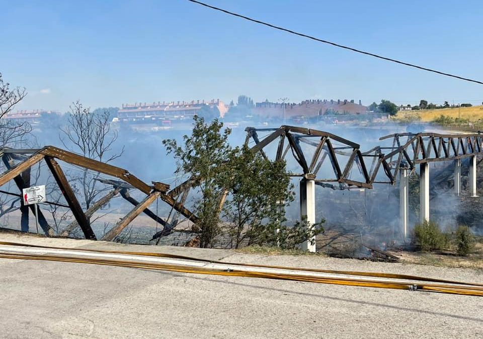 El PP pide al Gobierno local que agilice la restauración urgente de la pasarela entre Guadarrama y Parque Coimbra que desapareció pasto de las llamas