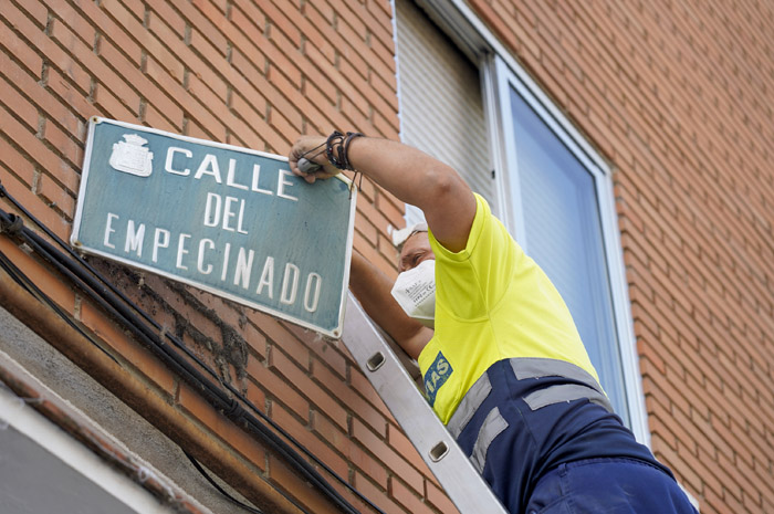 Móstoles instala 74 nuevas placas indicativas con los nombres de 26 calles