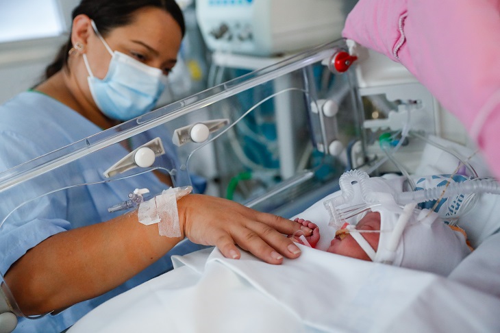 El Hospital Doce de Octubre desarrolla un modelo integral de cuidados del bebé prematuro y su familia único en España