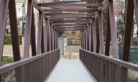 Inaugurada la nueva pasarela entre Parque Coimbra y Parque Guadarrama que fue devorada por las llamas el pasado mes de julio